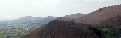 Blick von der Burg Schaumburg auf das Wesergebirge